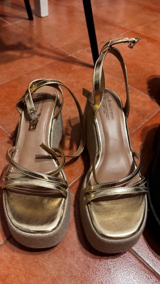 Sandalias doradas cuña esparto