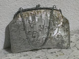 Bolso de fiesta plateado con cadena