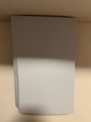 Ps5 con disco,mando negro y soporte para pared