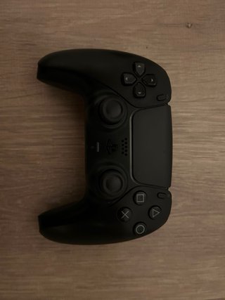 Ps5 con disco,mando negro y soporte para pared