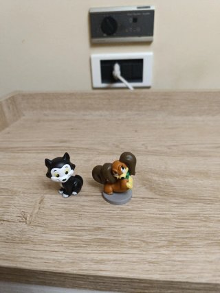 Figuras de gato y perro