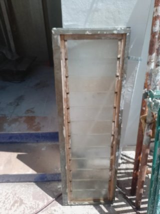 Ventana de luminio con lamas de vidrio