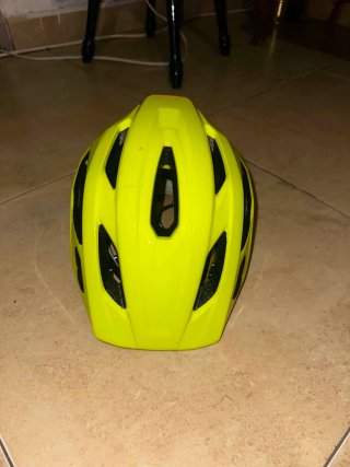 Casco de bici verde con luz LED trasera