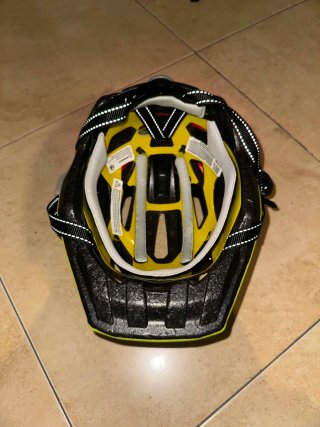 Casco de bici verde con luz LED trasera