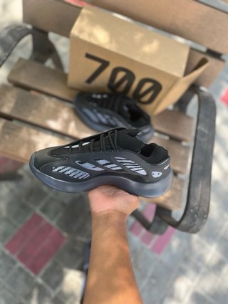 Adidas Yeezy 700 V3 Bambas