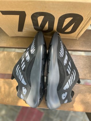 Adidas Yeezy 700 V3 Bambas
