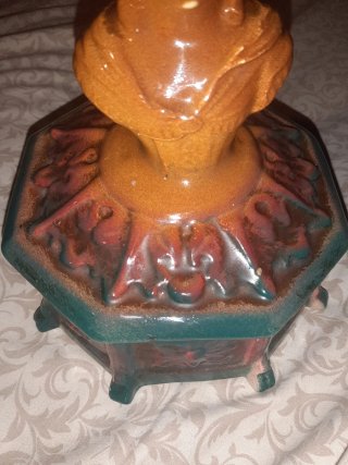 Joyero antiguo con figura de mujer
