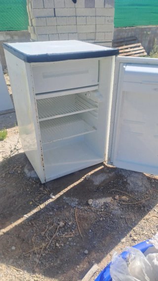 Nevera pequeña blanca