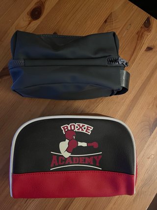 Neceser de cuero negro y rojo