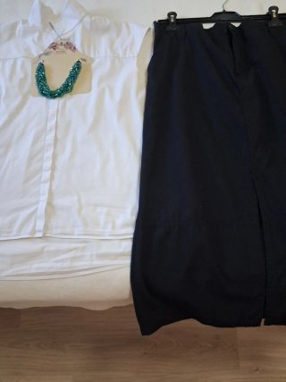 Falda T XL, Camisa T L y Collar