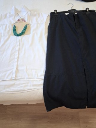 Falda T XL, Camisa T L y Collar