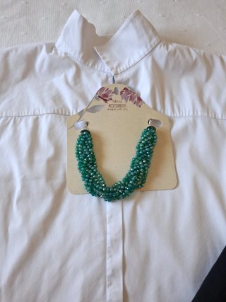 Falda T XL, Camisa T L y Collar