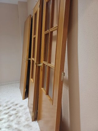 Puertas de madera maciza.