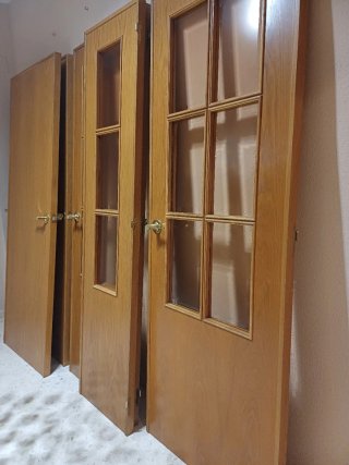 Puertas de madera maciza.