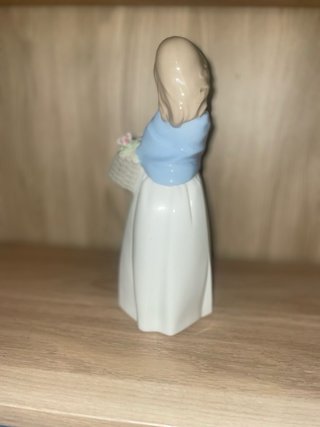 Figura Porcelana PAL Niña Cesta Flores