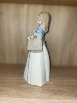 Figura Porcelana PAL Niña Cesta Flores