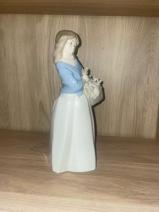 Figura Porcelana PAL Niña Cesta Flores