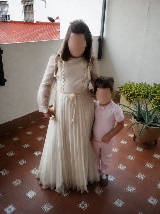 Vestido de comunión clásico blanco . Beige