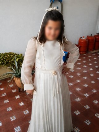 Vestido de comunión clásico blanco . Beige