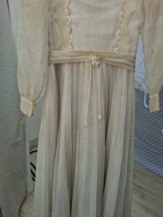 Vestido de comunión clásico blanco . Beige