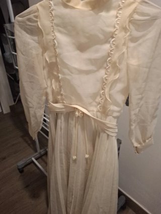 Vestido de comunión clásico blanco . Beige