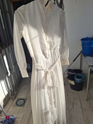 Vestido de comunión clásico blanco . Beige