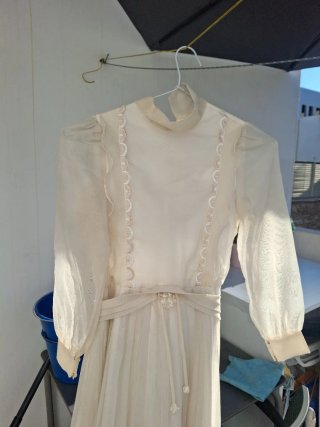 Vestido de comunión clásico blanco . Beige