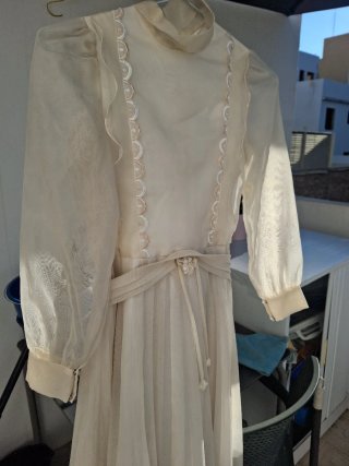 Vestido de comunión clásico blanco . Beige