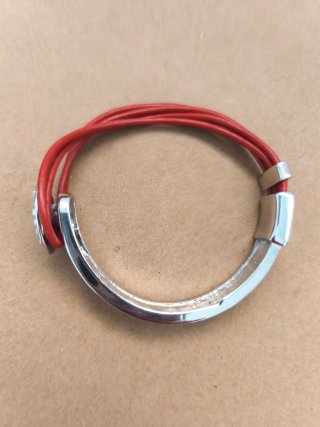 Pulsera cuero rojo y plata con brillantes