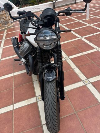 Moto Guzzi V7 Stone Ten