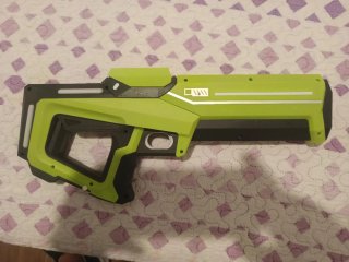 Pistola de juguete verde y negra autorecargable