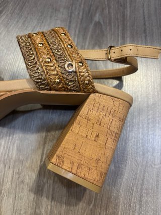 Sandalias Amichi Tacón Cuadrado Beige y Dorado