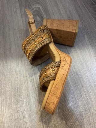 Sandalias Amichi Tacón Cuadrado Beige y Dorado