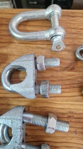 Accesorios de ferretería: abrazaderas y grilletes