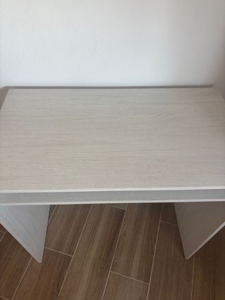 Escritorio gris con estante