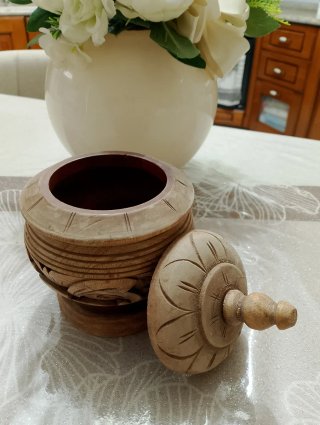 Portarotolo decorativo in legno intagliato