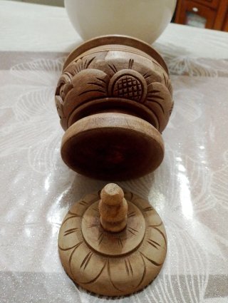 Portarotolo decorativo in legno intagliato