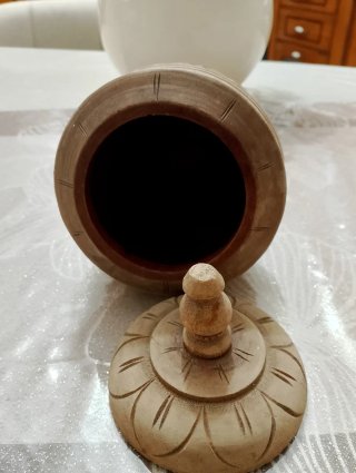 Portarotolo decorativo in legno intagliato