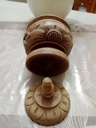 Portarotolo decorativo in legno intagliato