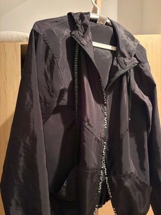 Chaqueta deportiva negra con capucha