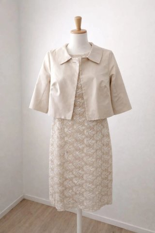 Vestido beige con chaqueta