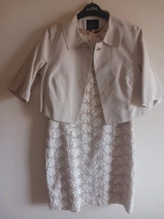 Vestido beige con chaqueta