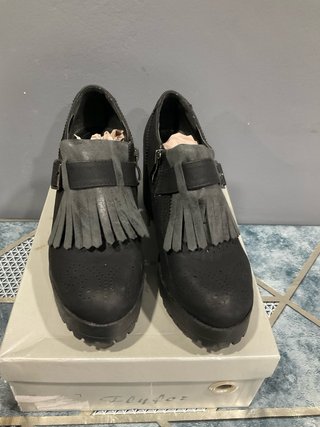 Zapatos de tacón negros y grises
