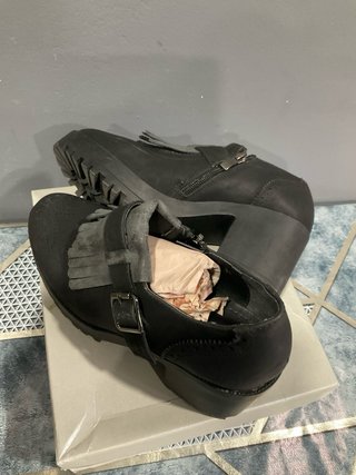 Zapatos de tacón negros y grises