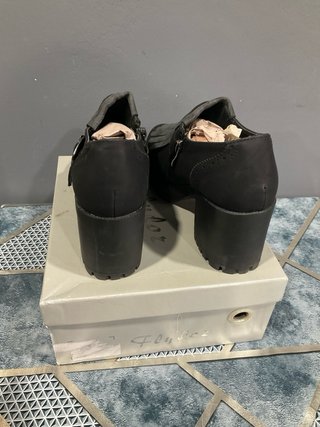 Zapatos de tacón negros y grises