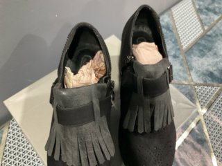 Zapatos de tacón negros y grises