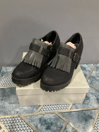Zapatos de tacón negros y grises