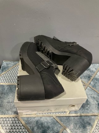 Zapatos de tacón negros y grises