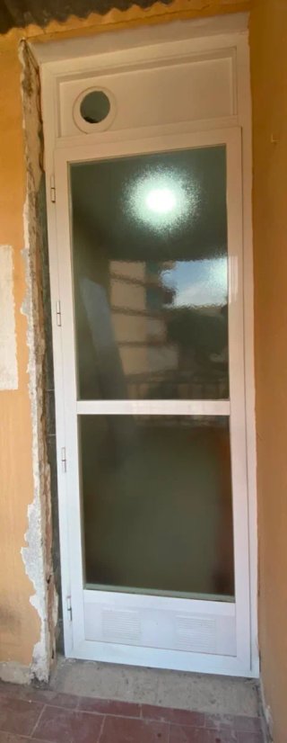 Puerta de aluminio lacado blanco con cristal