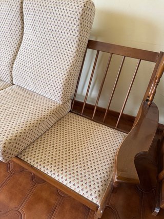 Sofá y sillón de madera tapizado